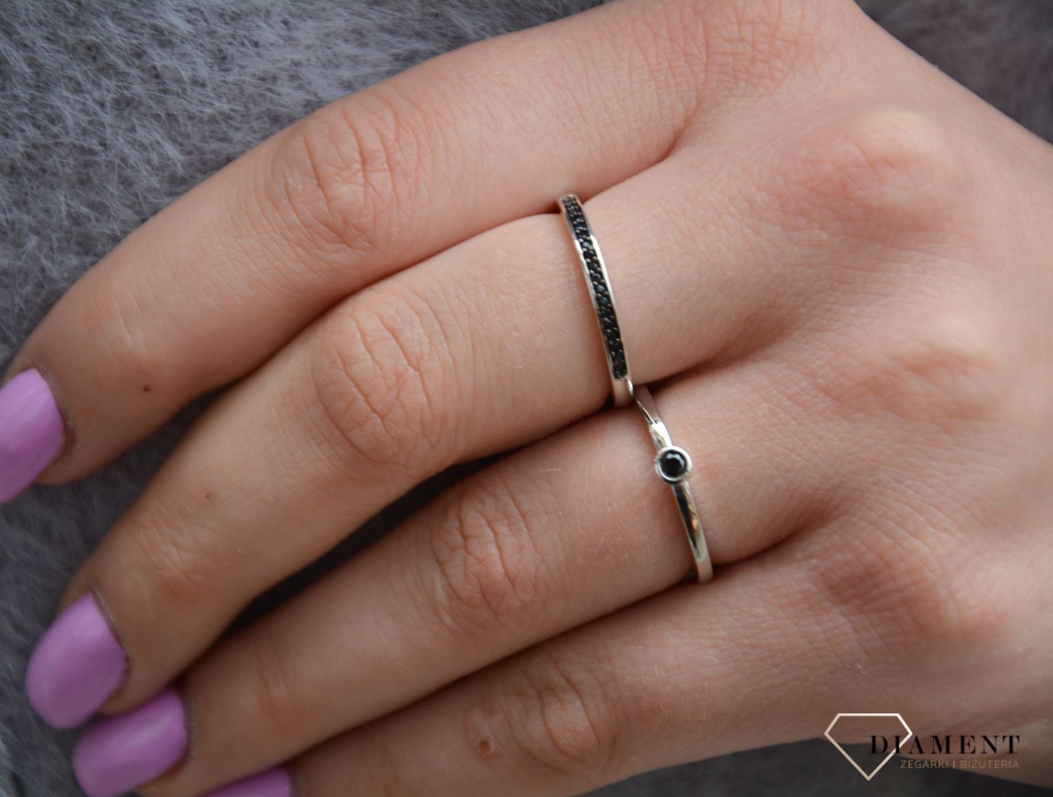 Pierścionek srebrny z czarną cyrkonią Dall'Acqua. DALL'ACQUA to marka podkreślająca kobiece piękno, łącząca idealnie klasykę i najnowsze trendy w biżuterii. 11.jpg